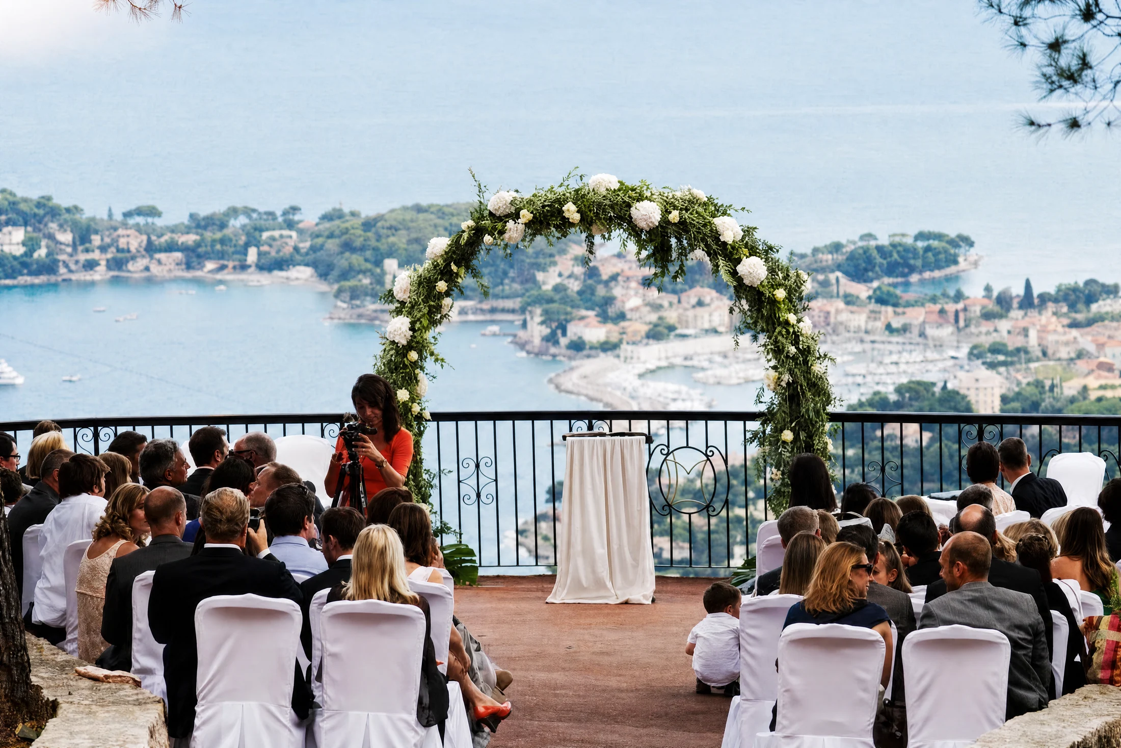 Cérémonie sur une terrasse avec vue sur la Riviera