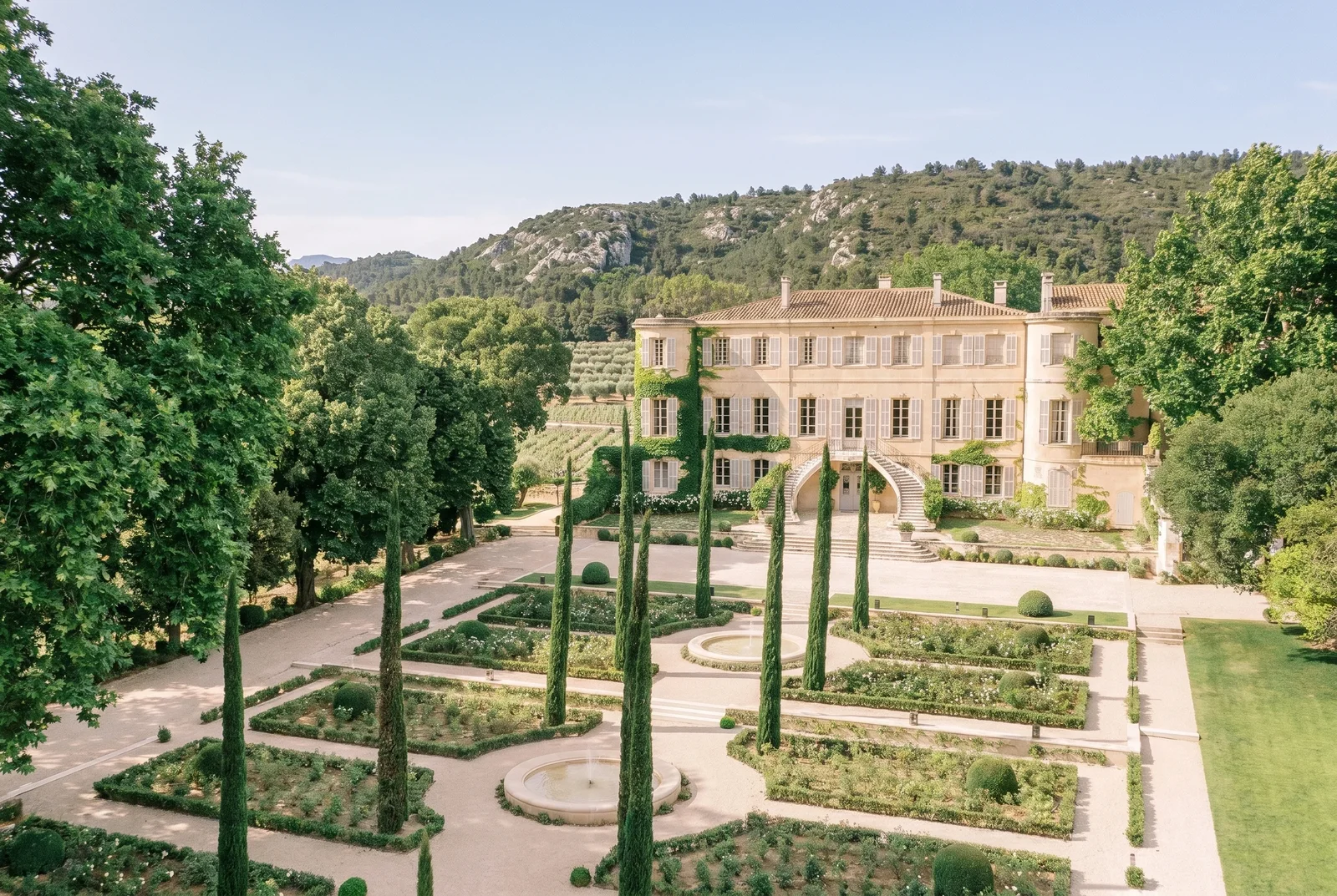 Castello provenzale e i suoi giardini all'italiana, cipressi e fontane