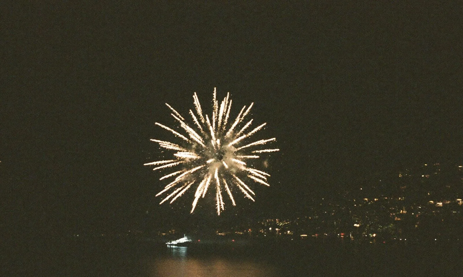 Fuochi d'artificio dorati sopra la baia, visti dalla terrazza