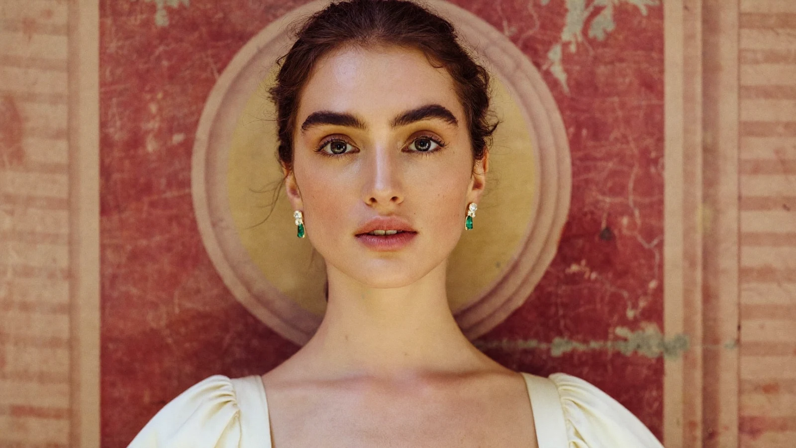 Portrait de mariée, boucles d'oreilles émeraude, fresque méditerranéenne