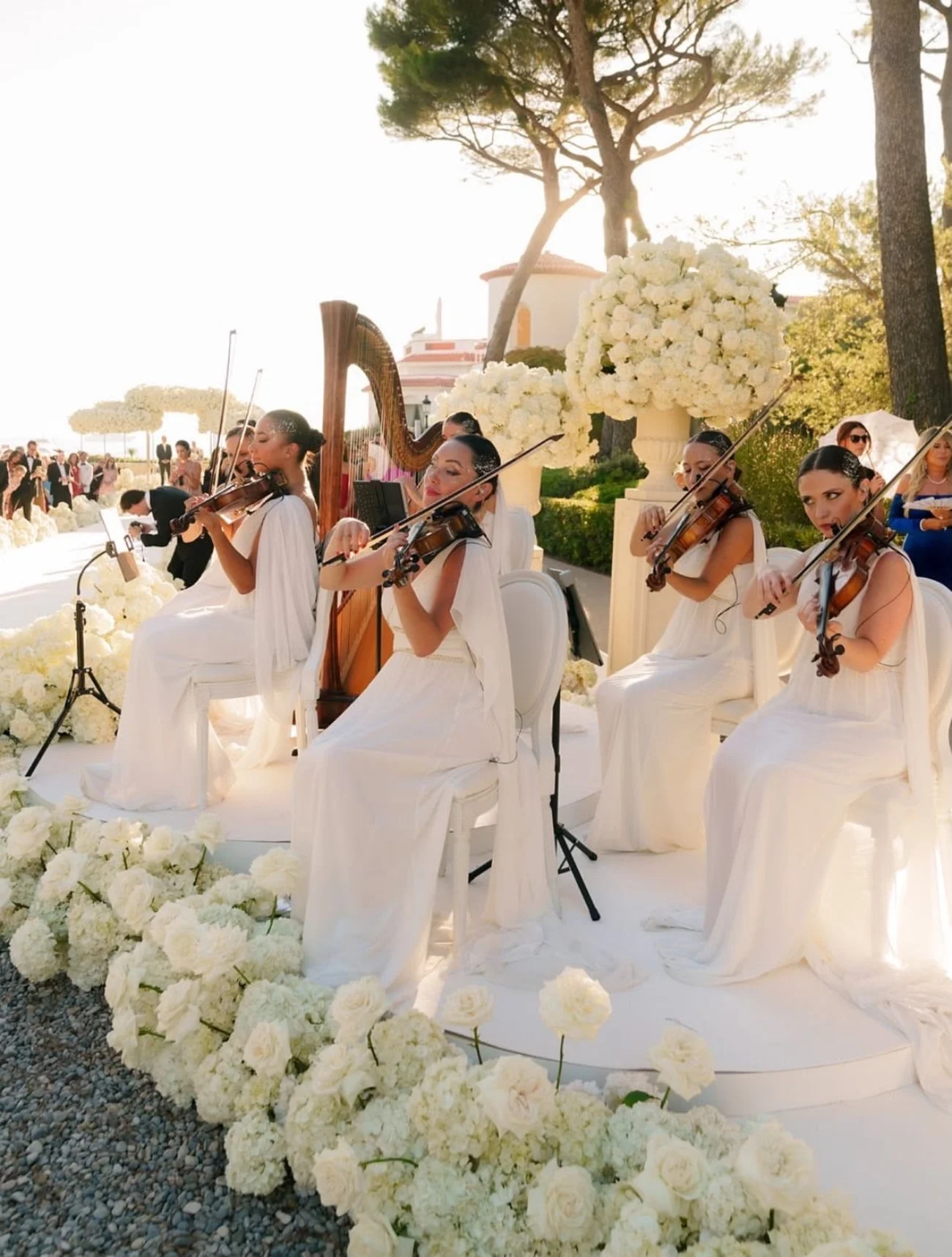 Quatuor à cordes en tenue blanche lors d'une cérémonie