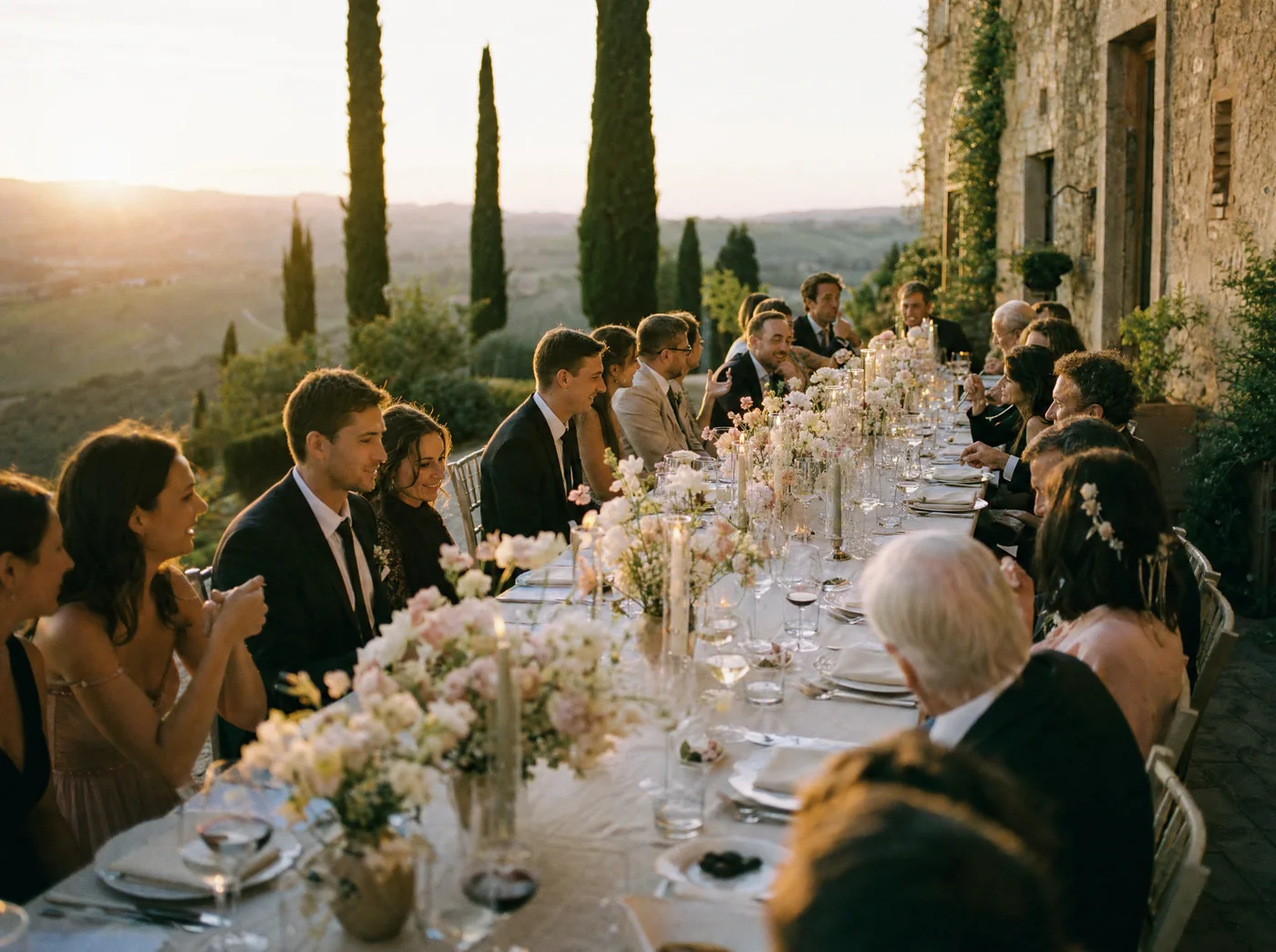 Dîner de mariage en Toscane au coucher du soleil, villa et cyprès