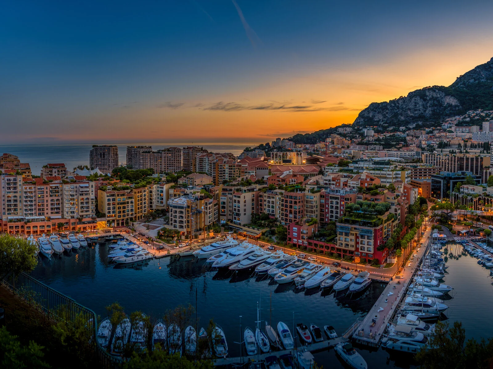 Il porto di Fontvieille a Monaco al tramonto