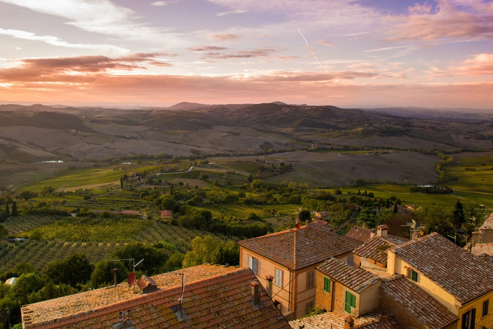 Tetti di Montepulciano e colline della Toscana al tramonto